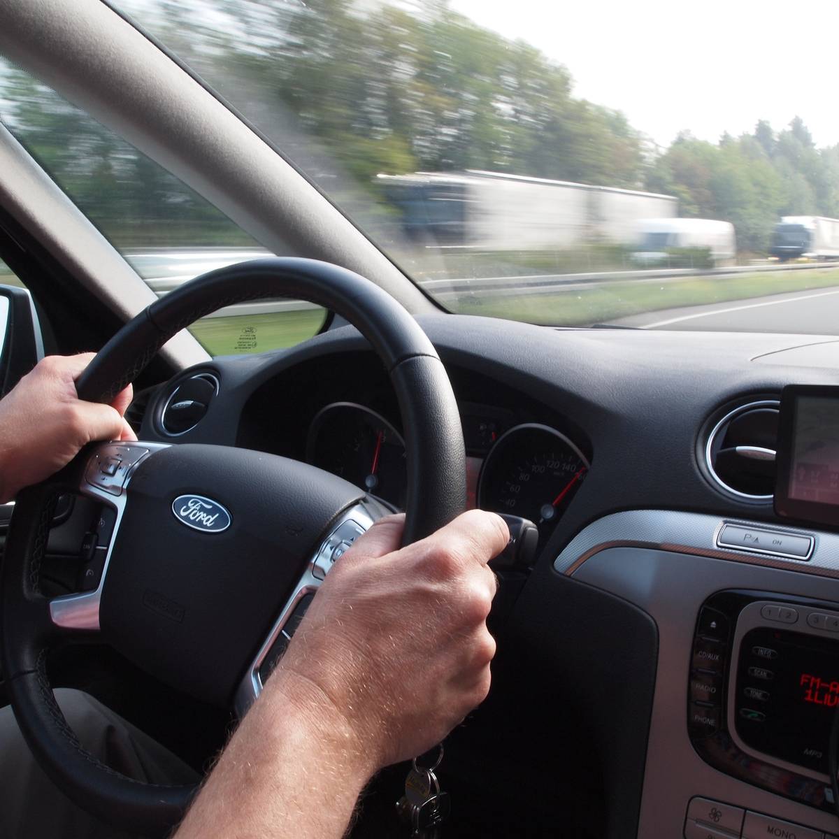 ADAC gibt Tipps: So verhalten sich Autofahrer im Herbst richtig ...