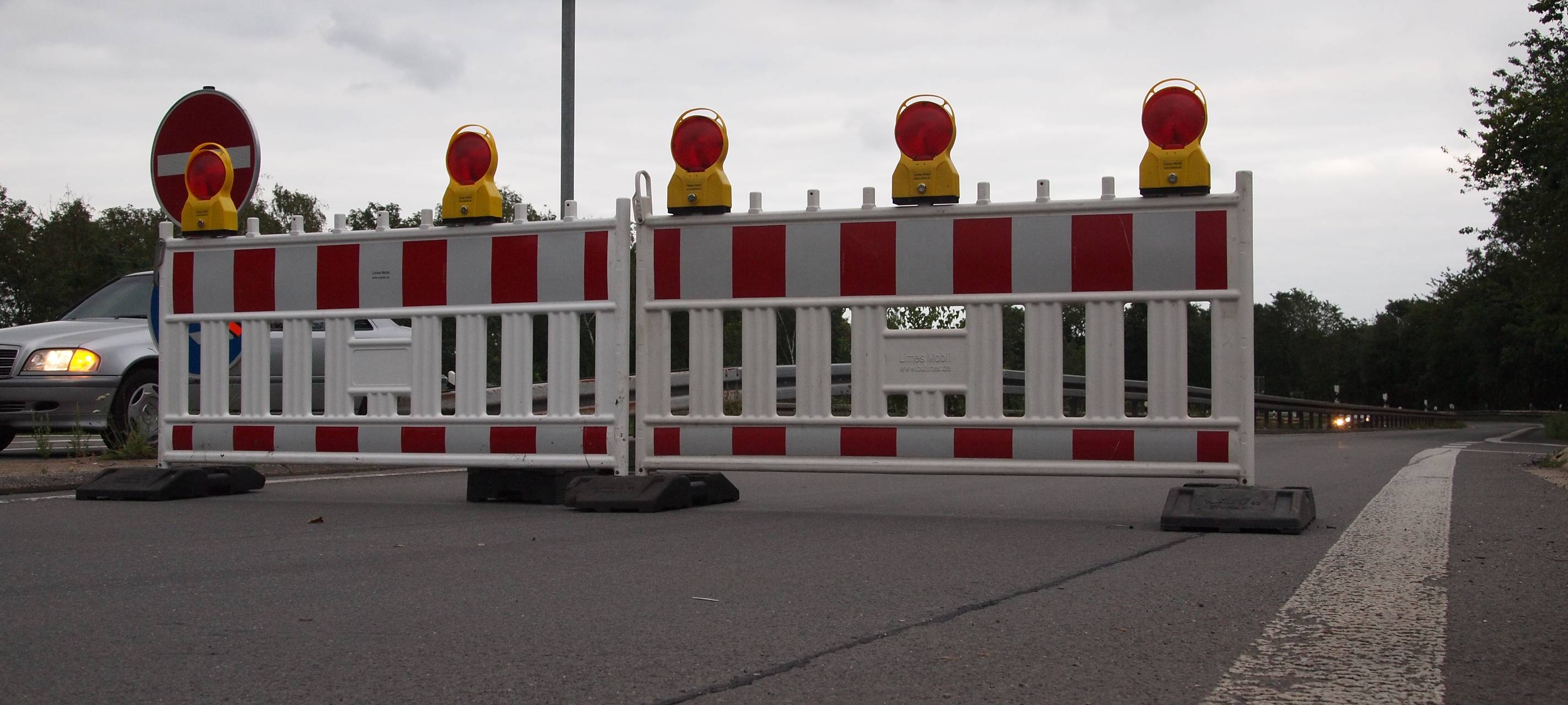 Brücke über die A 1 abgerissen