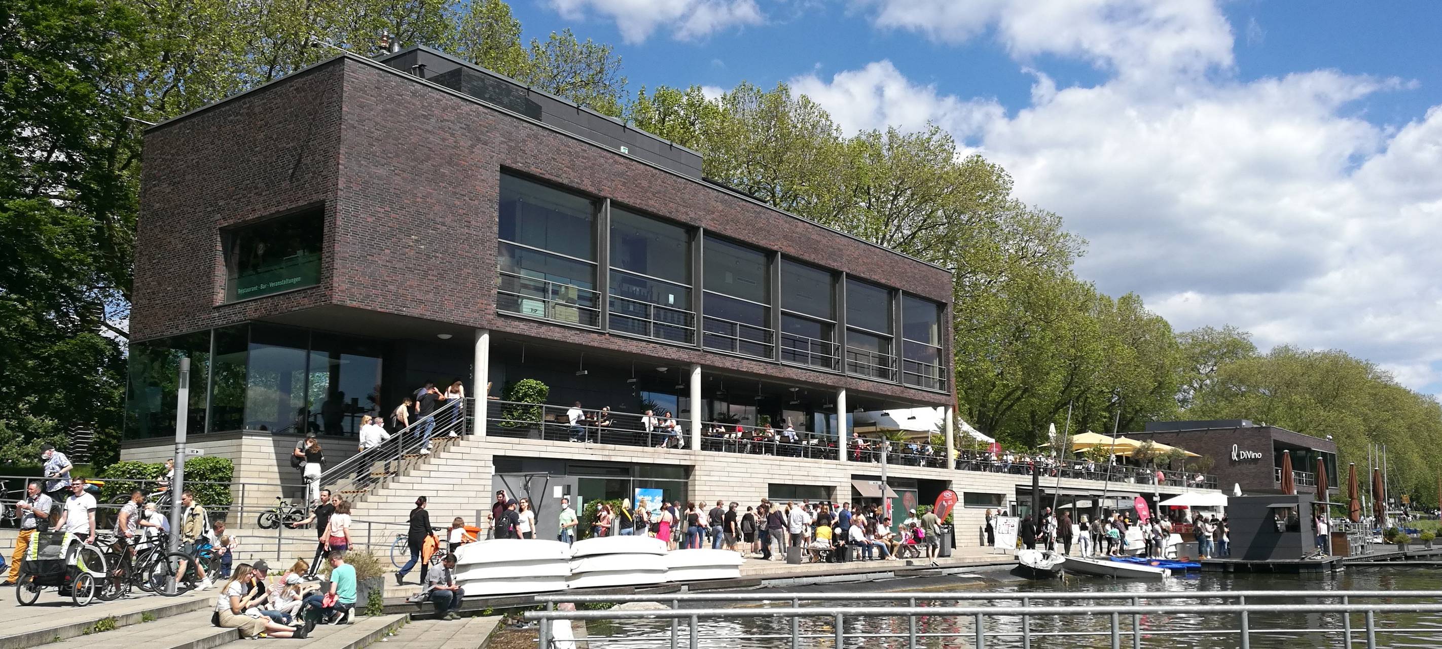 Sonne und Corona-Lockerungen ziehen viele Menschen nach Münster