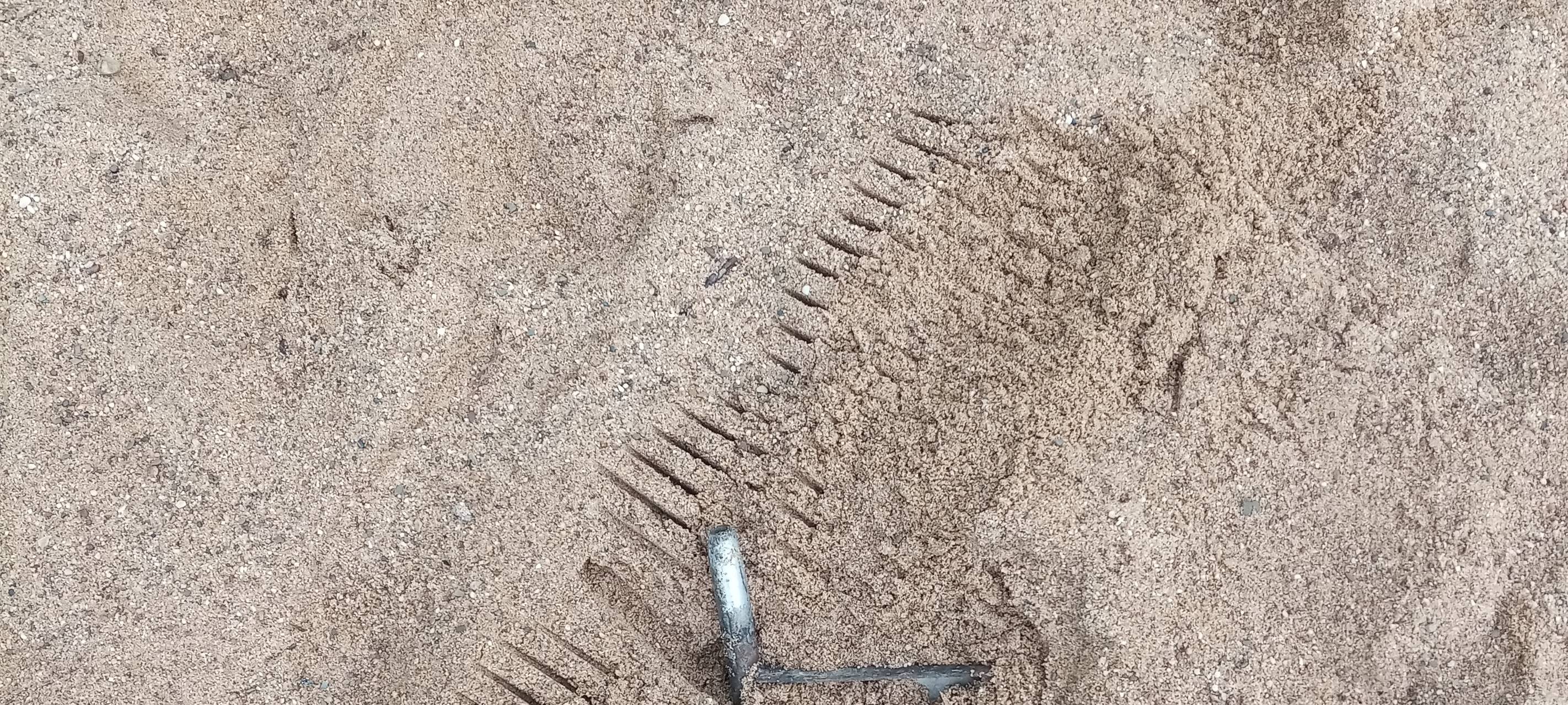 Spitze Gegenstände im Sandkasten