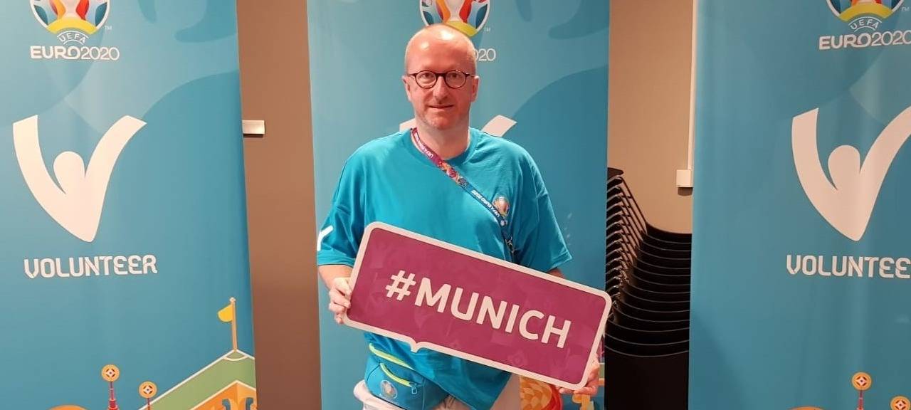 "Heute habe ich Bayern München-Logos überklebt!"