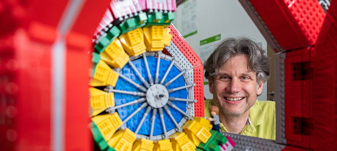 Teilchenbeschleuniger-Modell aus 16.000 Legosteinen