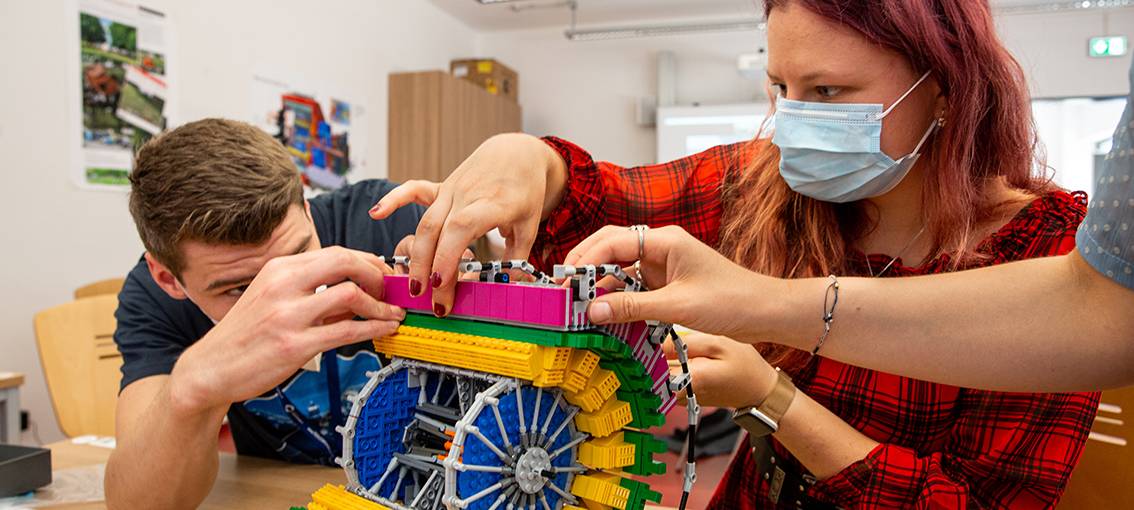 Teilchenbeschleuniger-Modell aus 16.000 Legosteinen