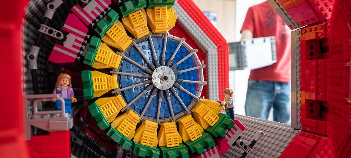 Teilchenbeschleuniger-Modell aus 16.000 Legosteinen