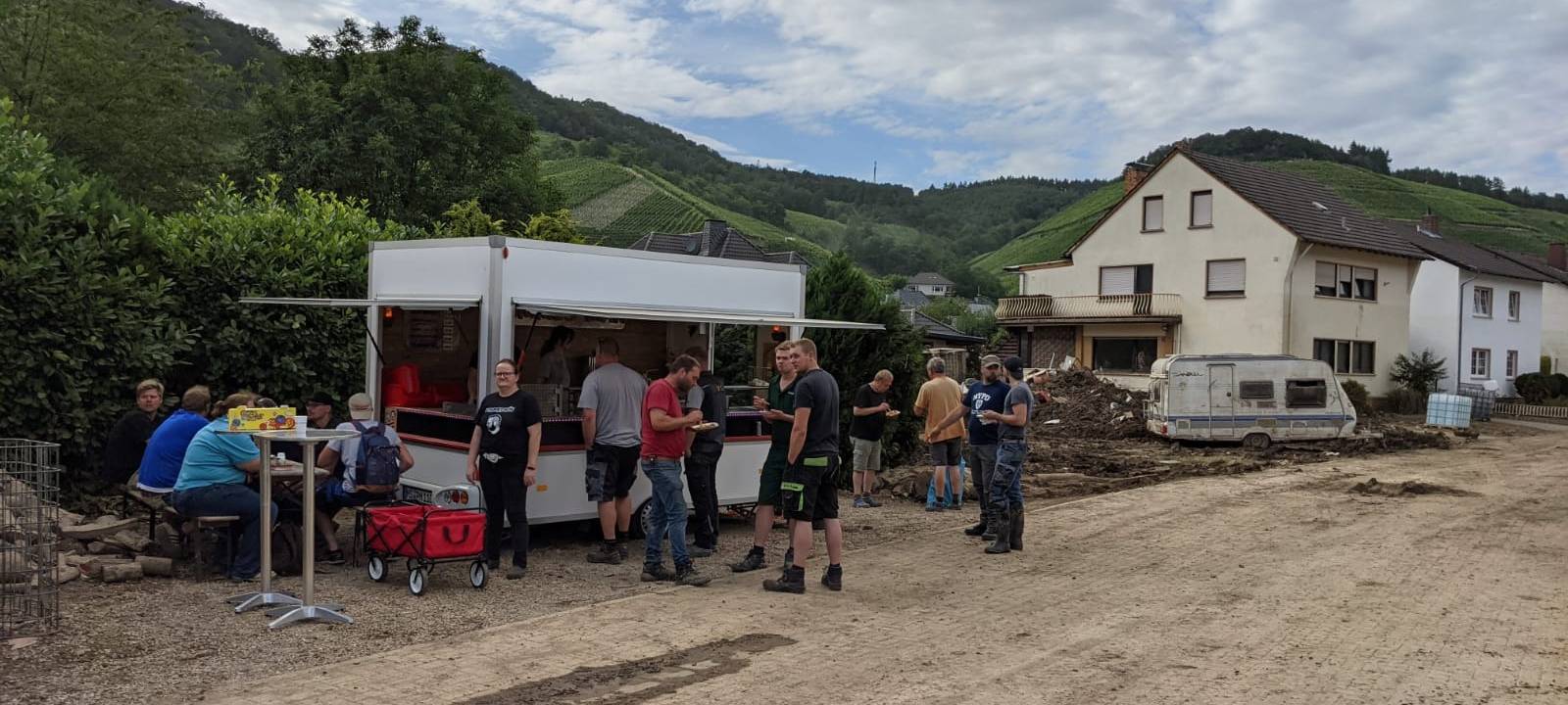 Pommes Män hilft im Ahrtal