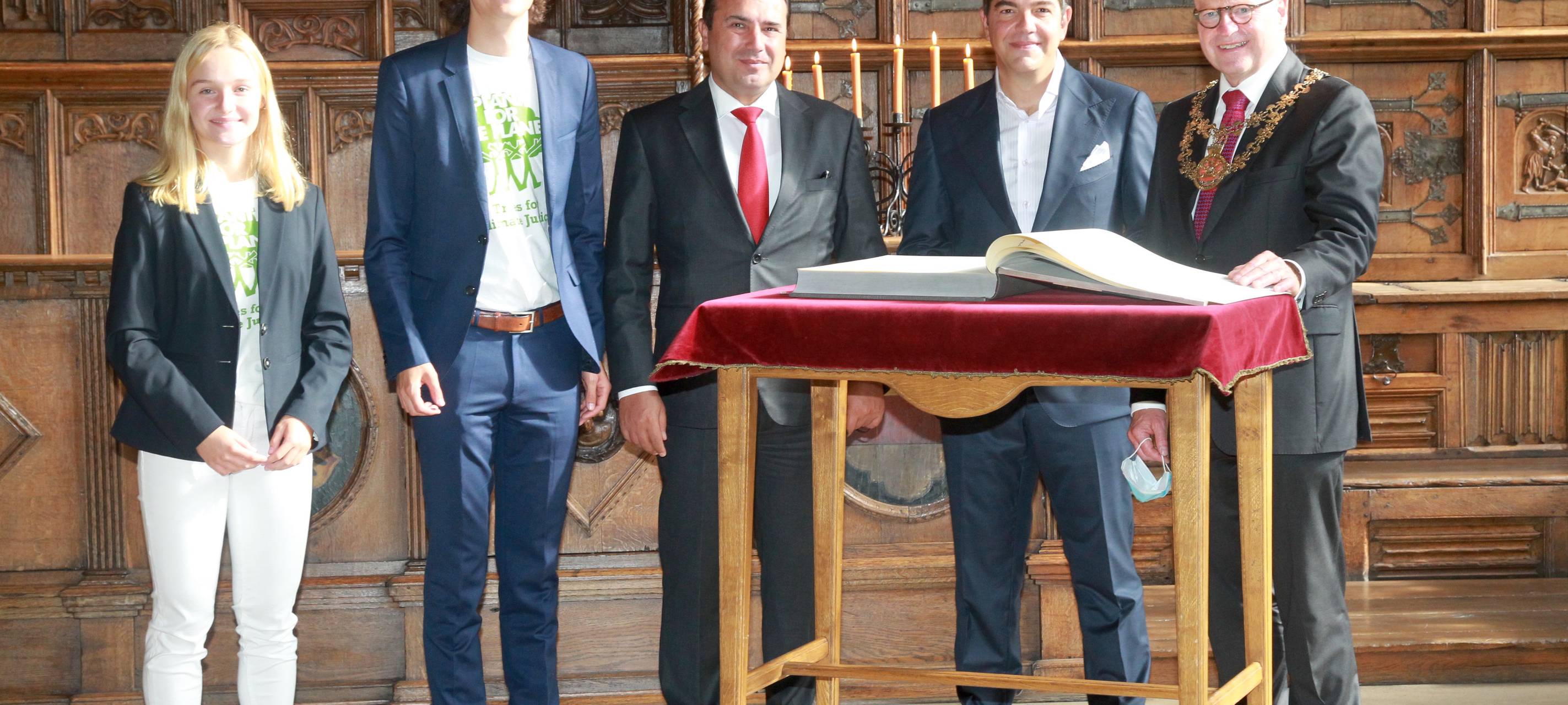 Die Preisträger im Friedenssaal (Eintrag ins Goldene Buch)