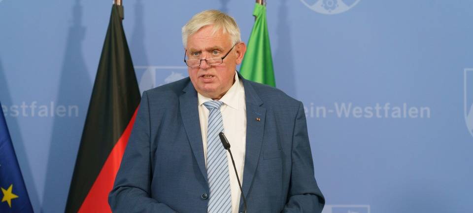 Draußen ohne Maske, im Restaurant ohne Abstand