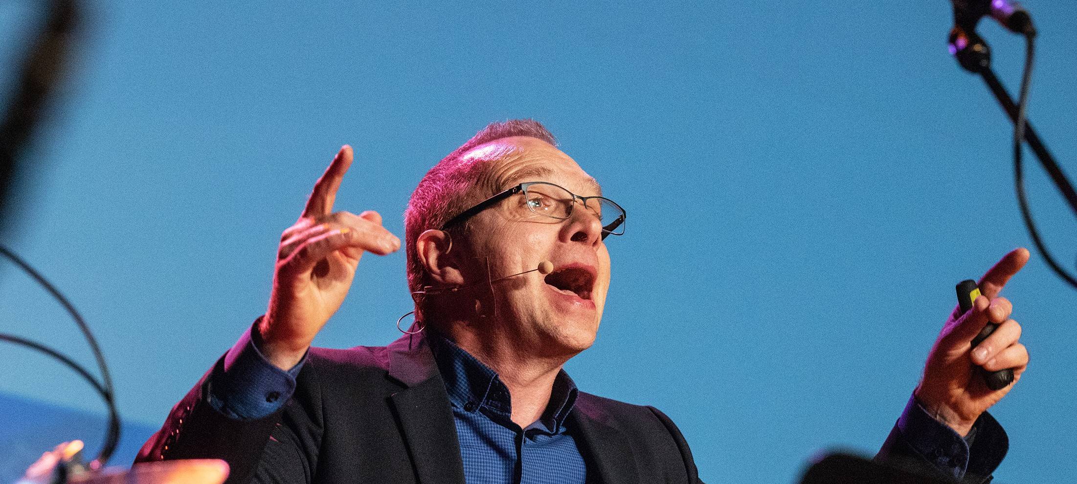 Der Erfinder des Rudelsingens David Rauterberg auf der Bühne