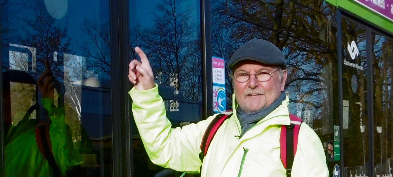 Autor Ulrich Gerbing mit seinem Buch „BusGang Münster – Der urbane Stadtführer“