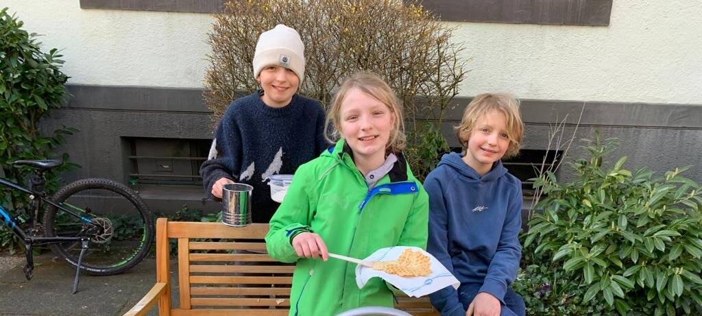 Schüler backen Waffeln für die Ukraine