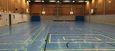 Ersties schlafen in Sporthalle