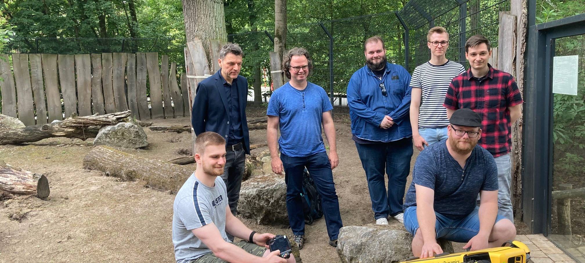 Das Entwickler-Team der FH Münster und ihr Projekthund "Yuki".