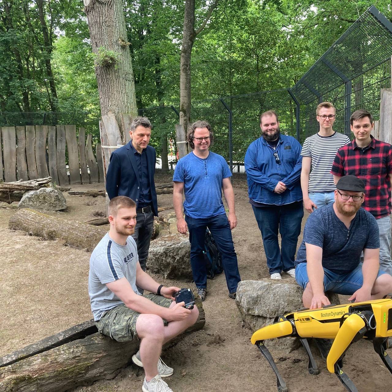 Das Entwickler-Team der FH Münster und ihr Projekthund "Yuki".
