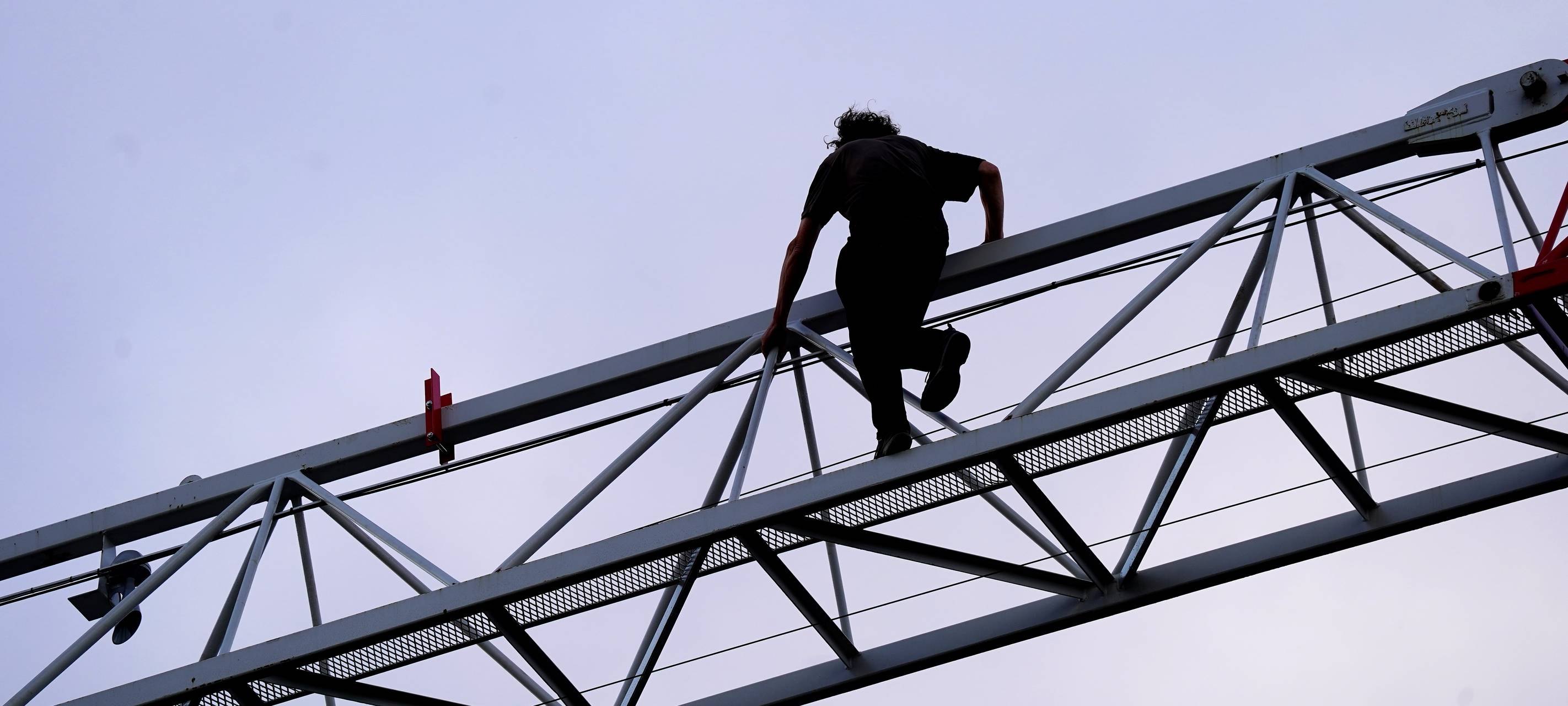 Kran-Kletterer ist hinabgestiegen