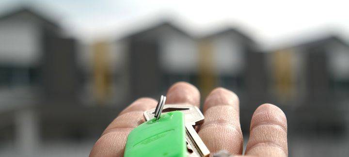 Symbolbild Schlüssel auf Hand