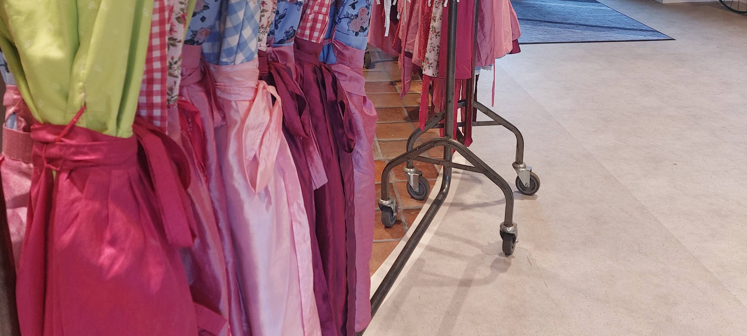 Im Preußenstadion lagen die verschiedenen Dirndl bereit.