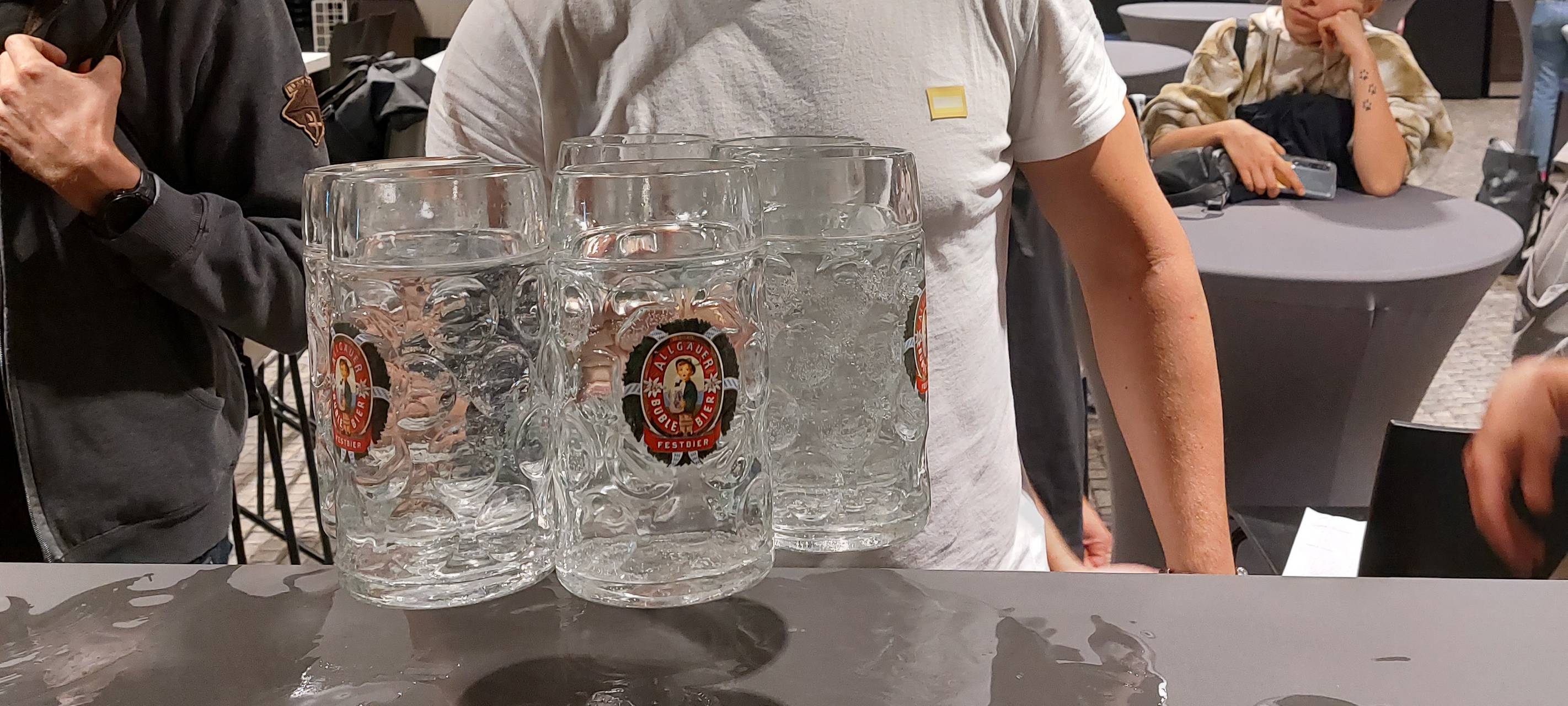 Auch das berühmte Bierkrüge tragen wurde geübt.