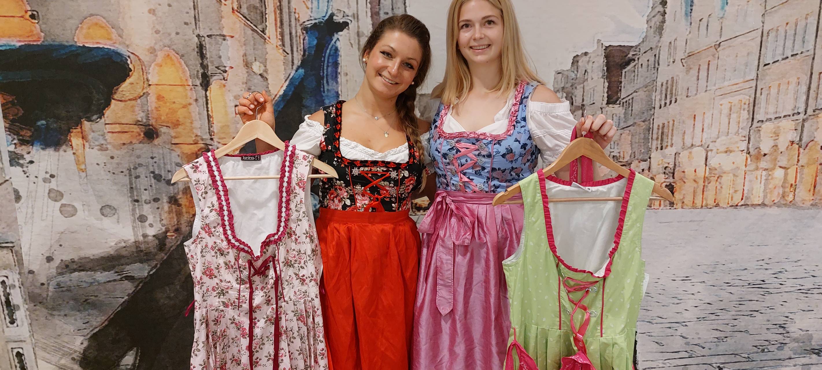 Die Bedienungen bekommen, wie jedes Jahr, die traditionelle Arbeitskleidung gestellt.