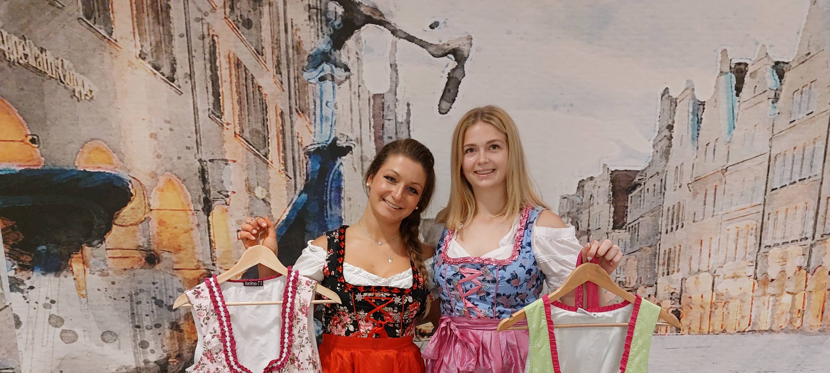 Dirndl-Anprobe fürs Oktoberfest