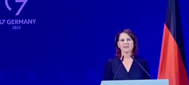 Baerbock bedauert Kreuz-Irritation