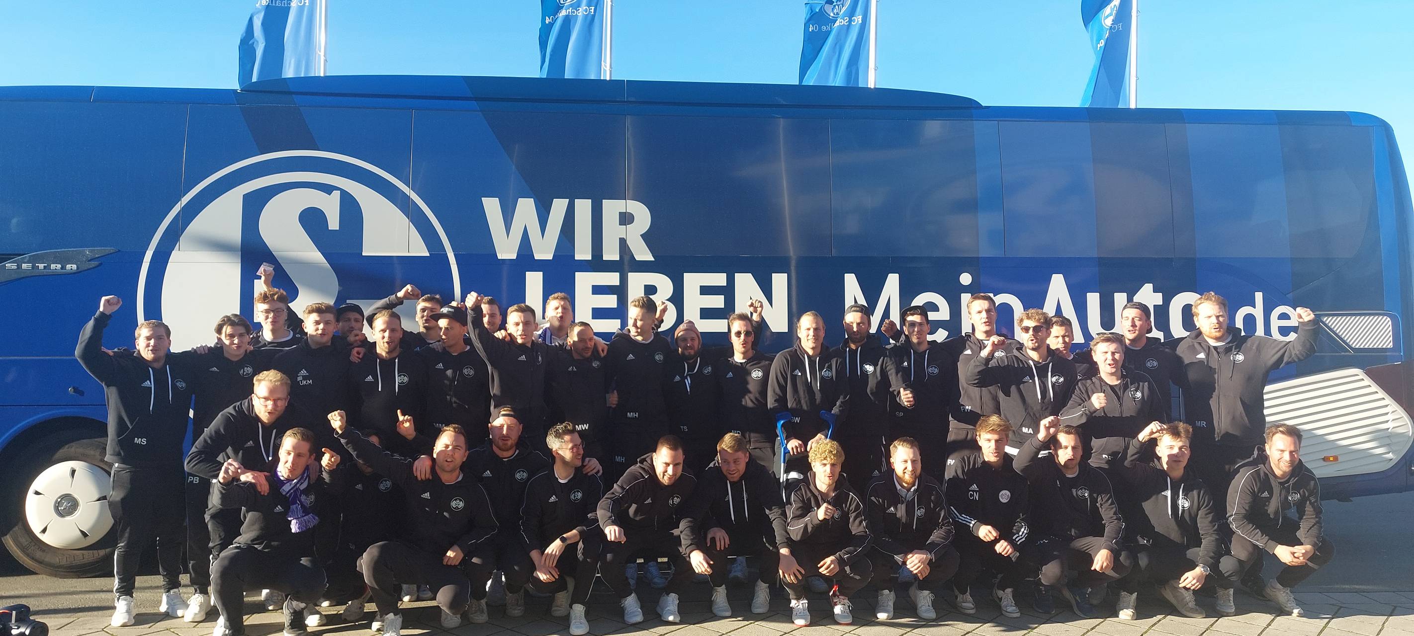 Die Dritte von Wacker vor dem Mannschaftsbus des Fc Schalke 04