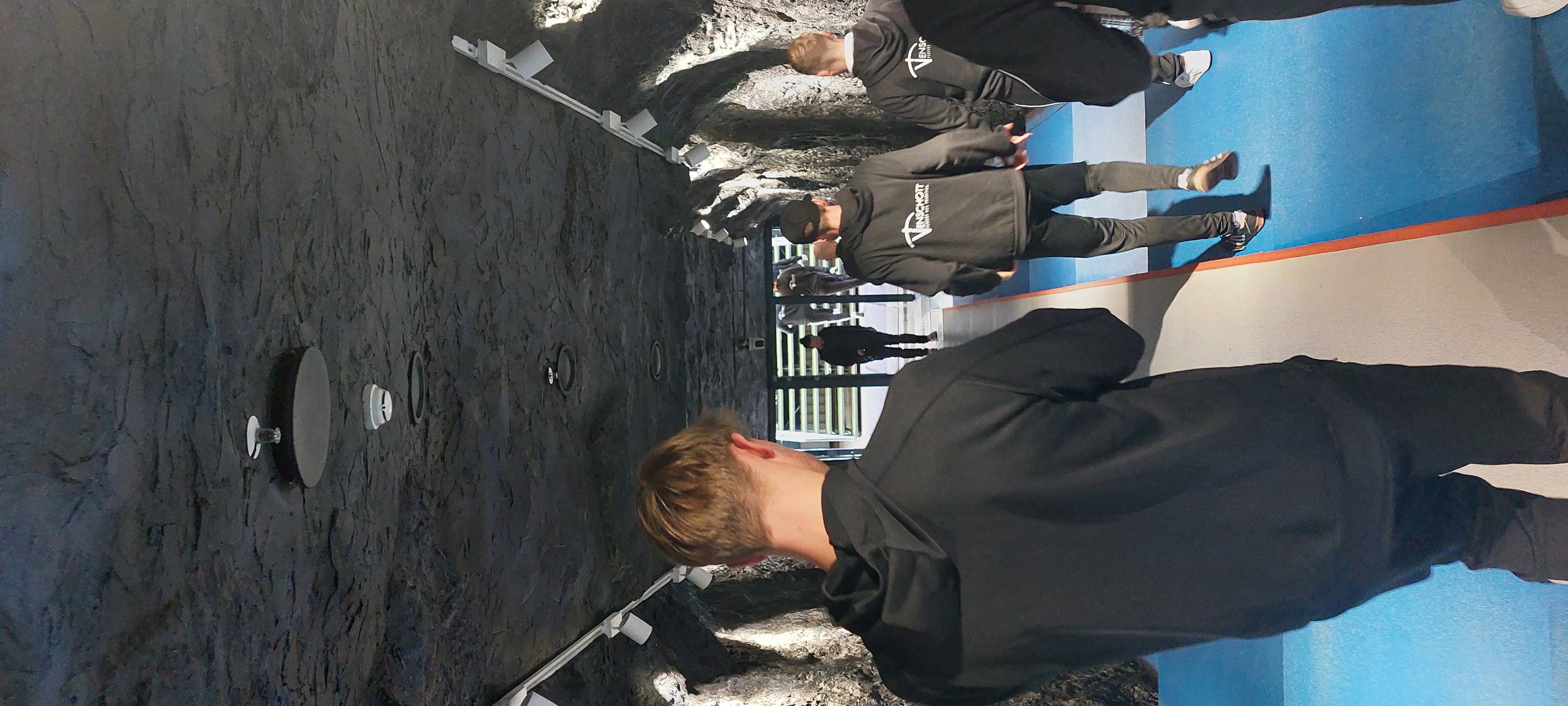 Die Mannschaft im Spielertunnel, der einen Bergbaustollen darstellen soll