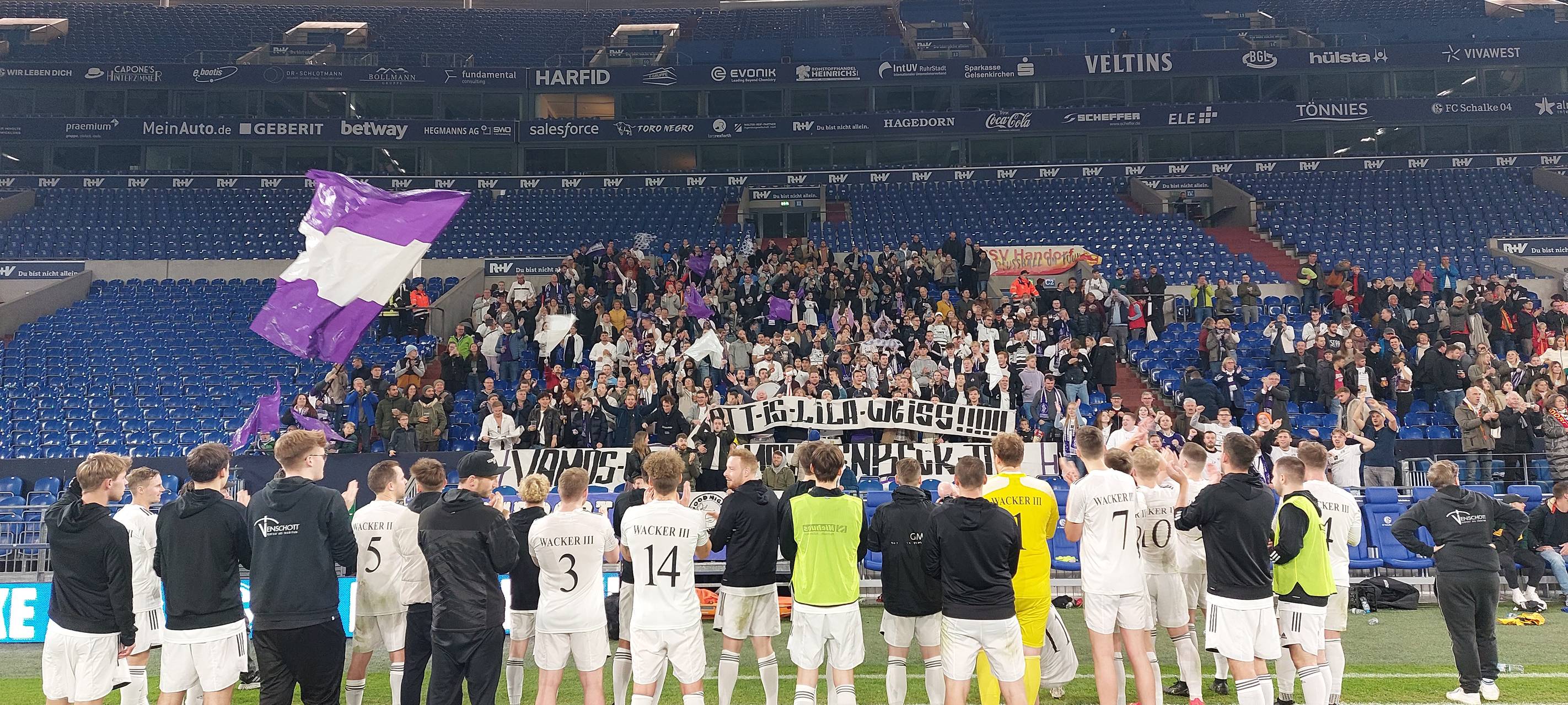 Die Mannschaft feiert natürlich trotzdem mit dem Team