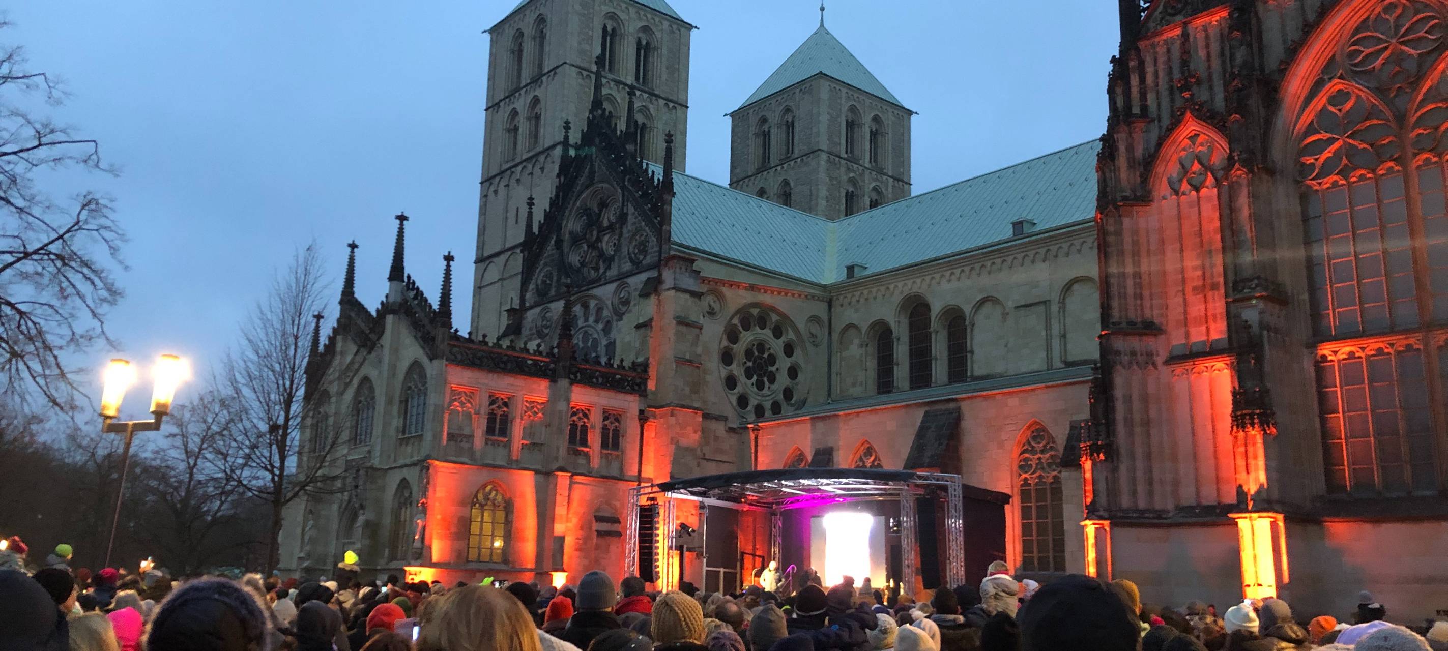 Mehr als 6.000 Menschen singen auf dem Domplatz