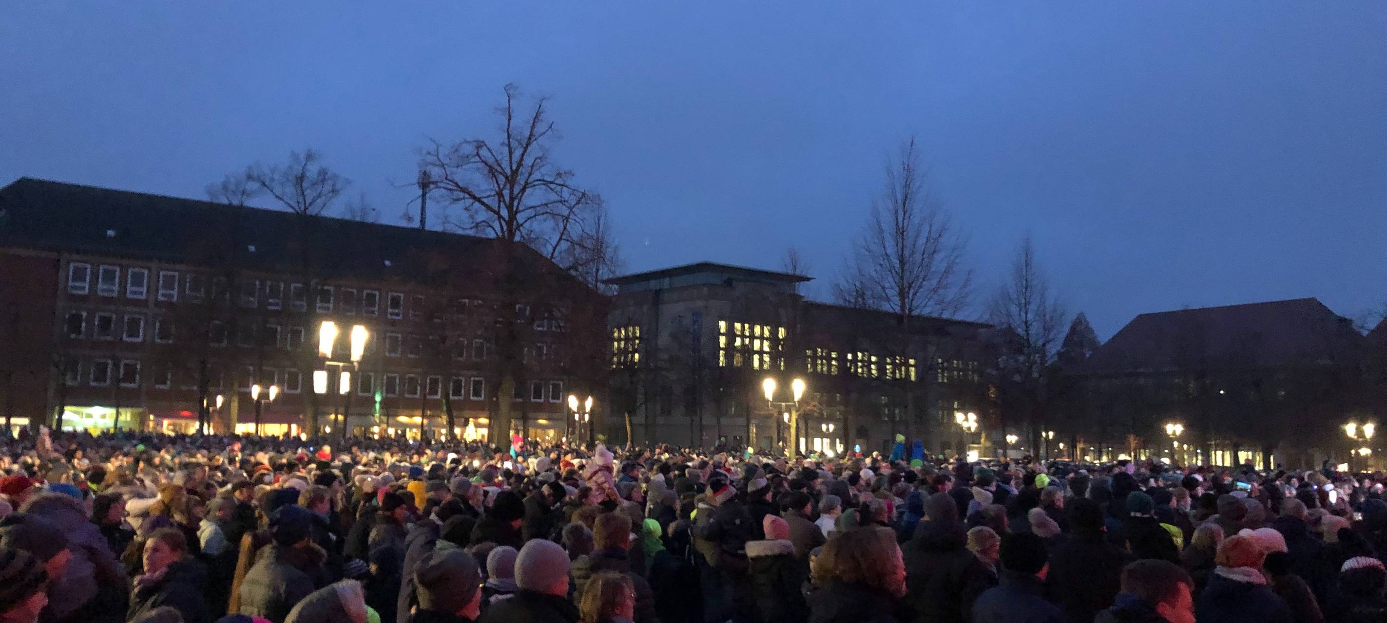 Mehr als 6.000 Menschen singen auf dem Domplatz