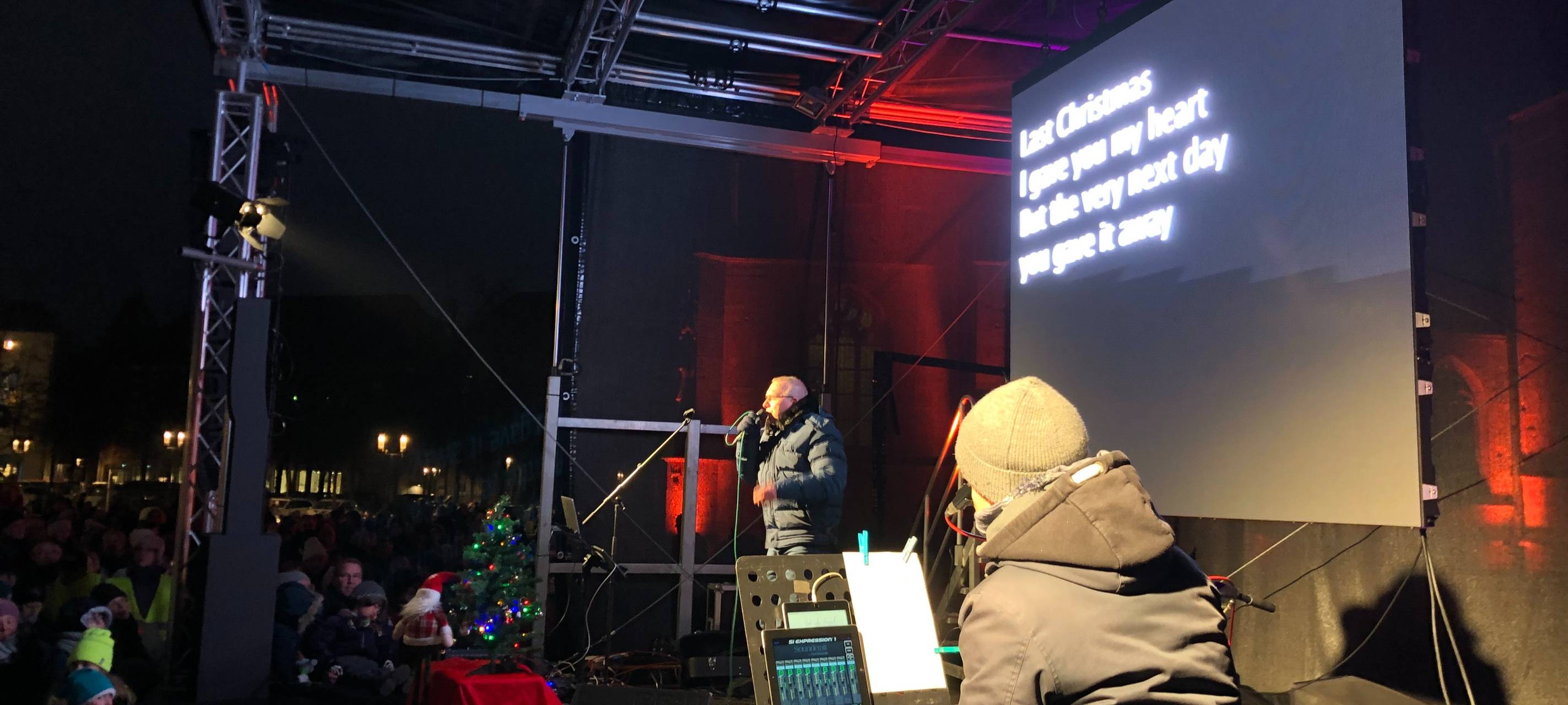 Mehr als 6.000 Menschen singen auf dem Domplatz