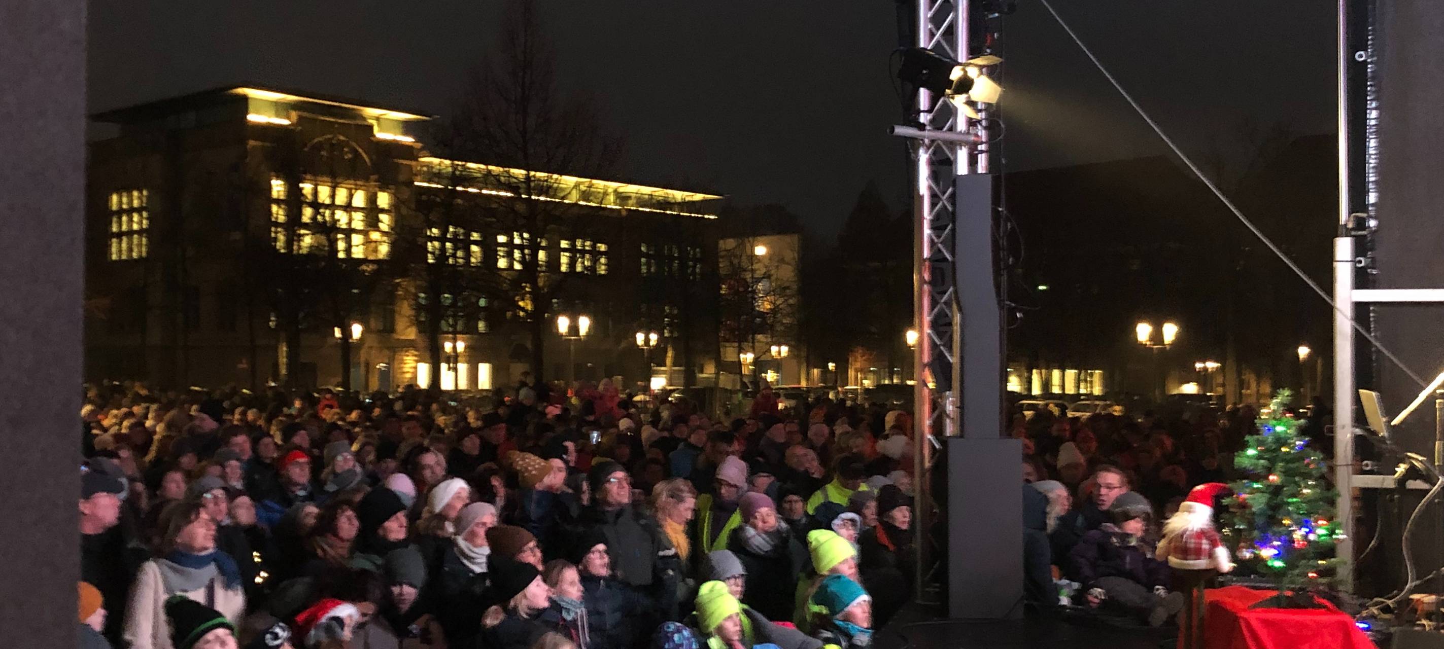 Mehr als 6.000 Menschen singen auf dem Domplatz