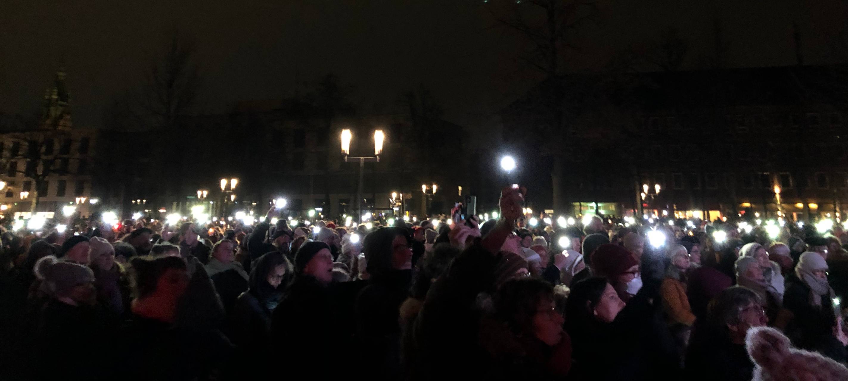 Mehr als 6.000 Menschen singen auf dem Domplatz