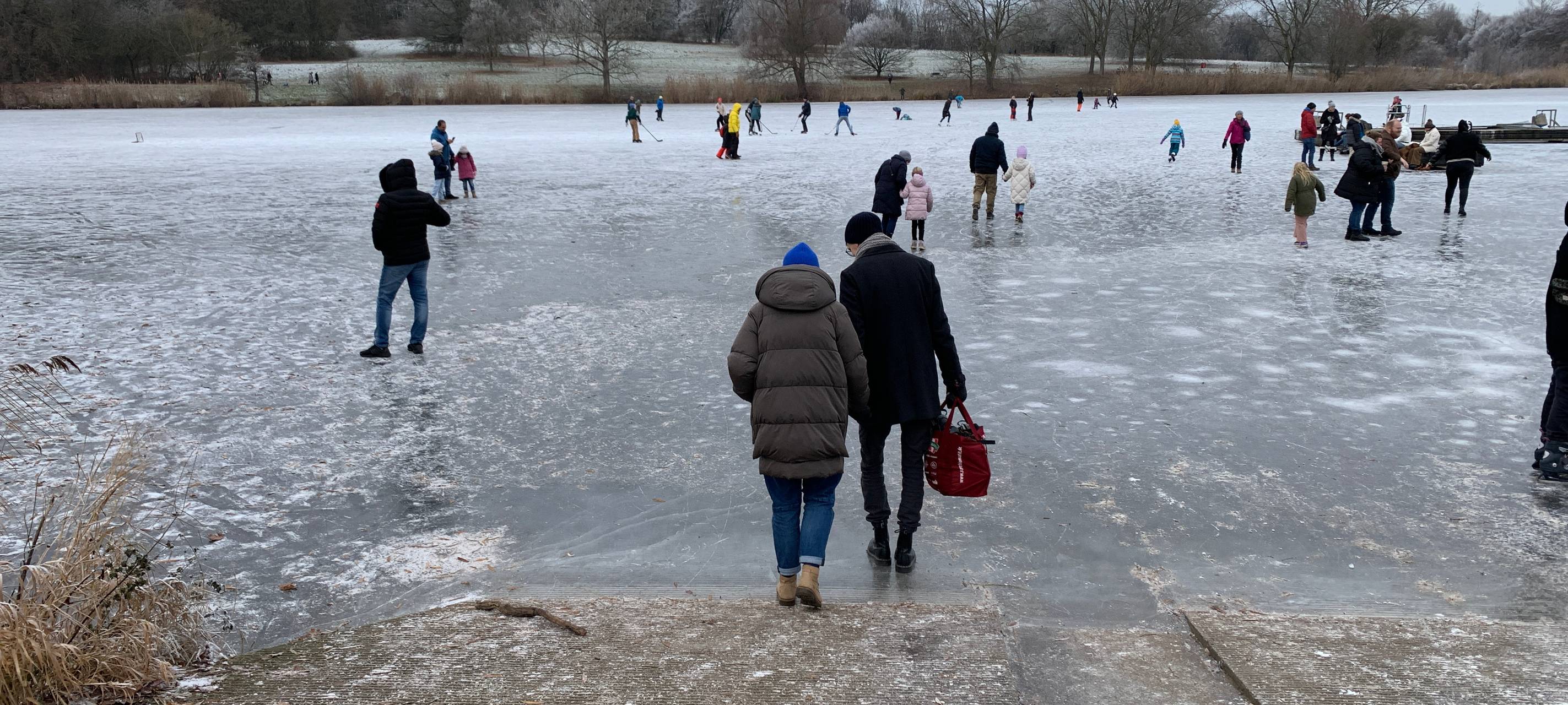 Viele Menschen auf dem Aasee-Eis