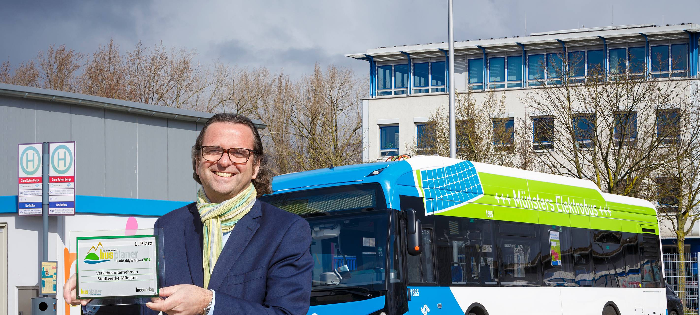 Eckhard Schläfke freut sich über den 1. Platz im Nachhaltigkeitspreis der Fachzeitschrift "busplaner".