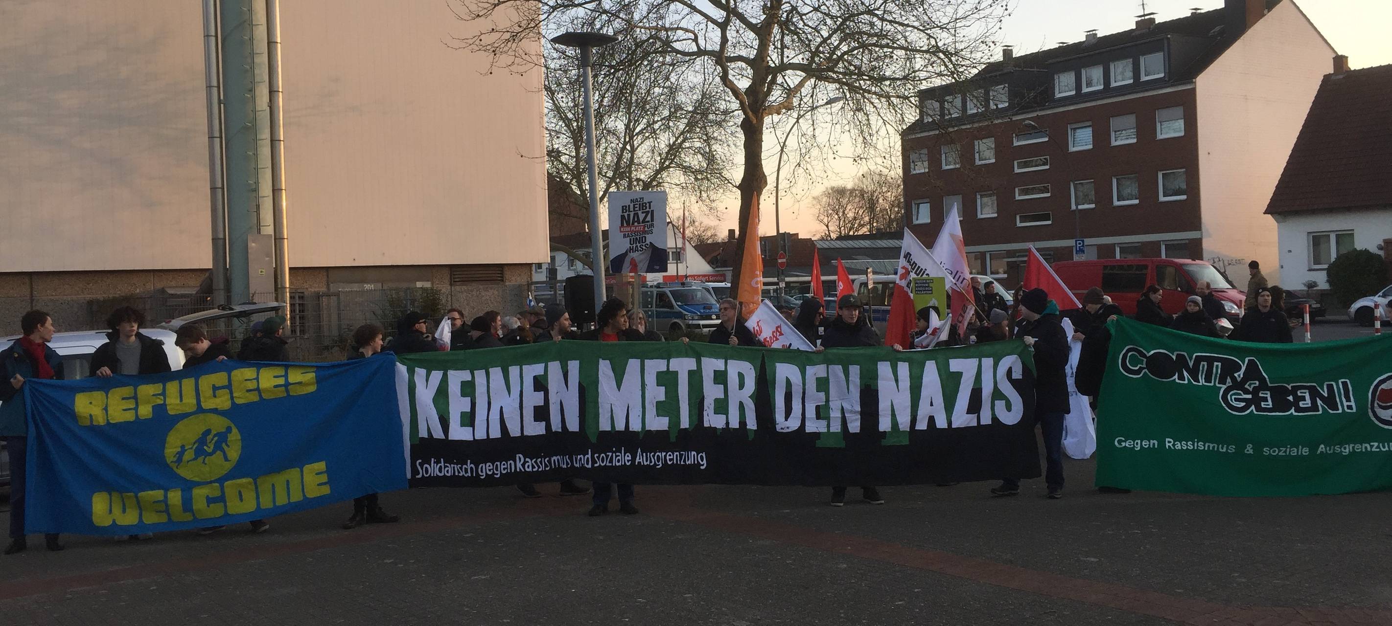 Demonstranten vor der Stadthalle Hiltrup