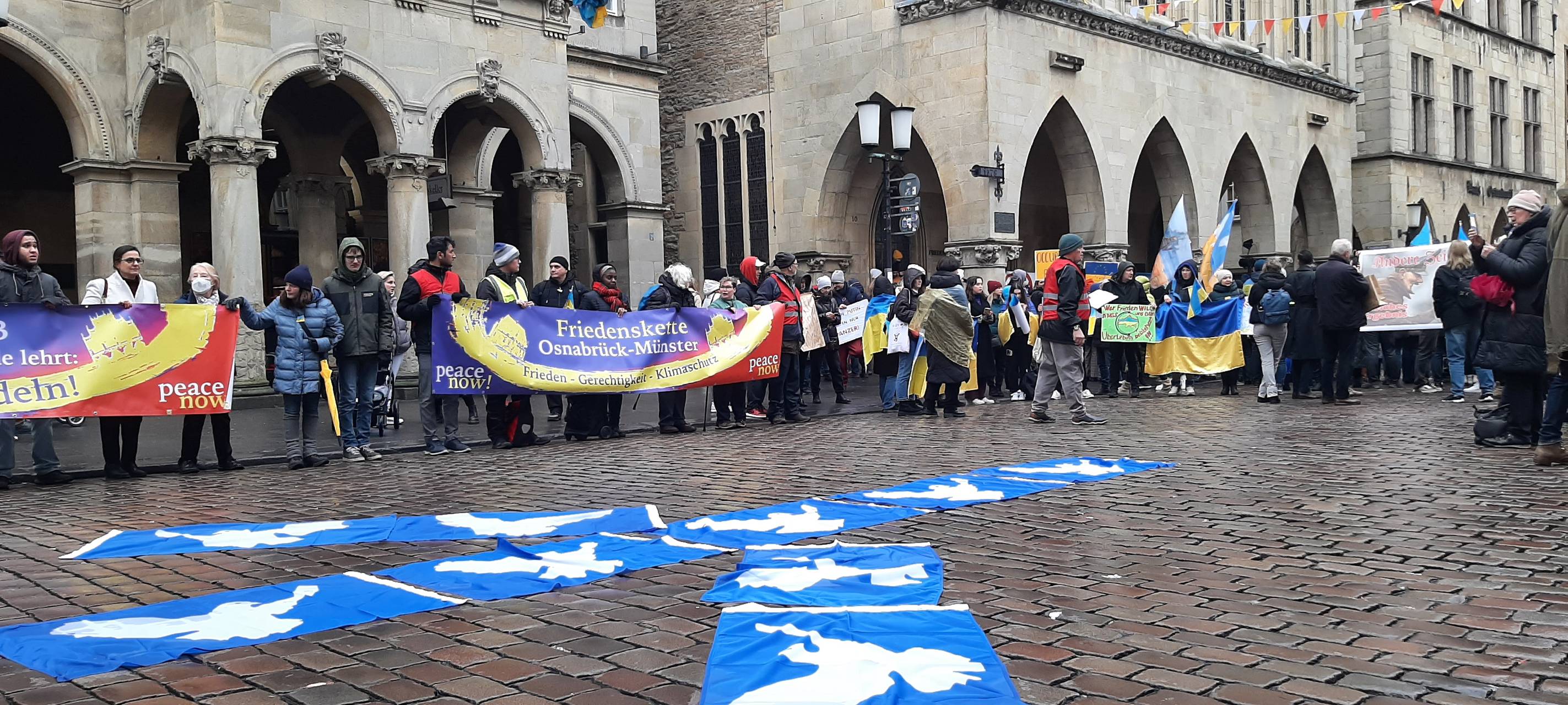 Menschenkette lückenhaft