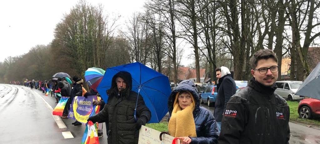 Menschenkette lückenhaft