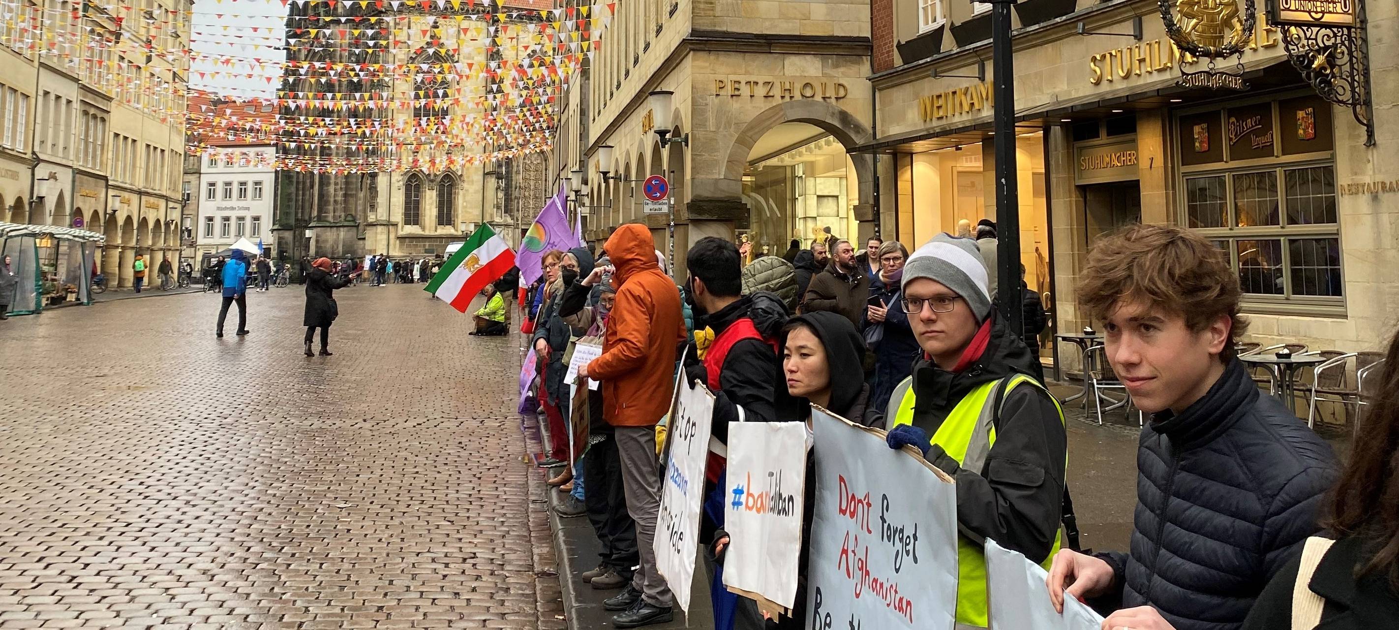 Menschenkette lückenhaft