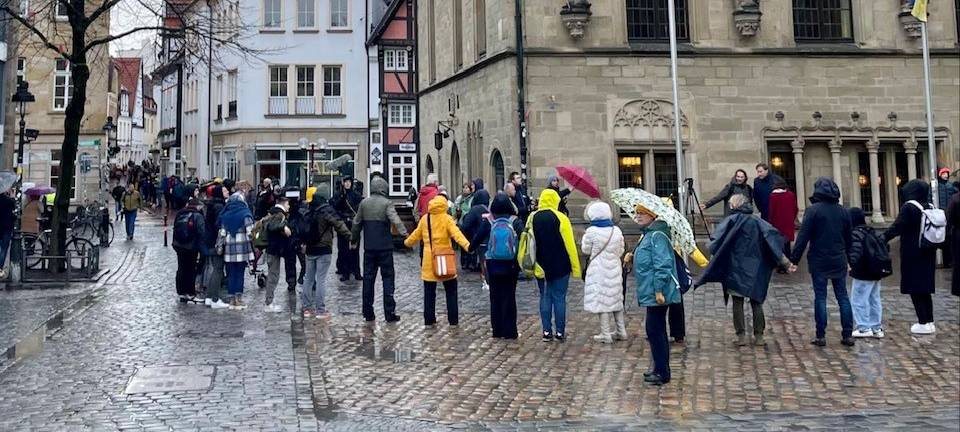 Menschenkette lückenhaft