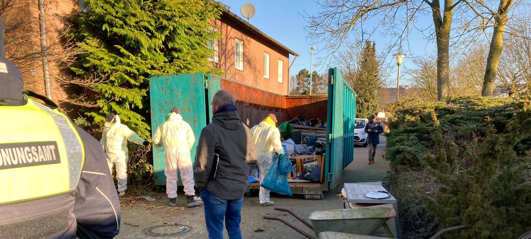 Stadt räumt Garten des Müllsammlers