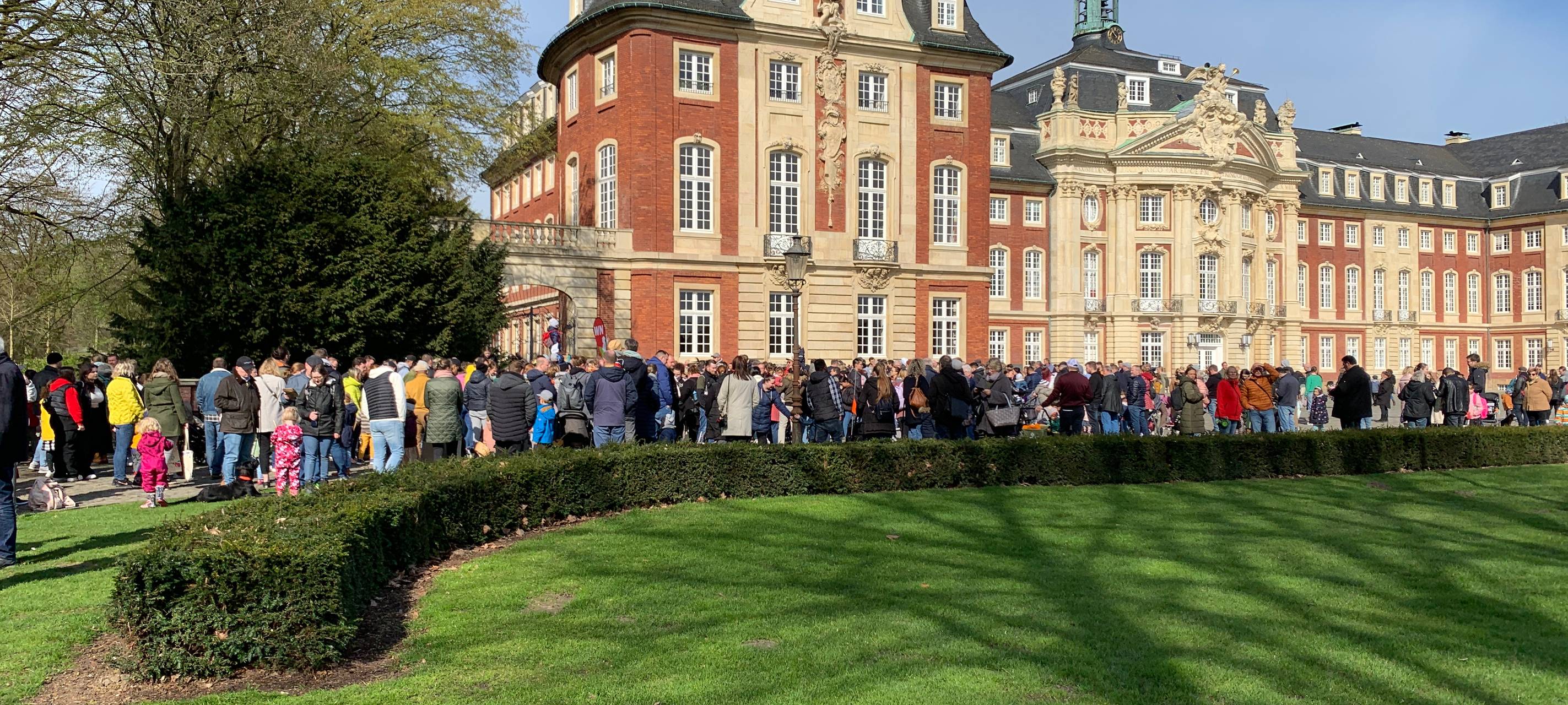 Große Ostereier-Suche: Tausende im Schlossgarten