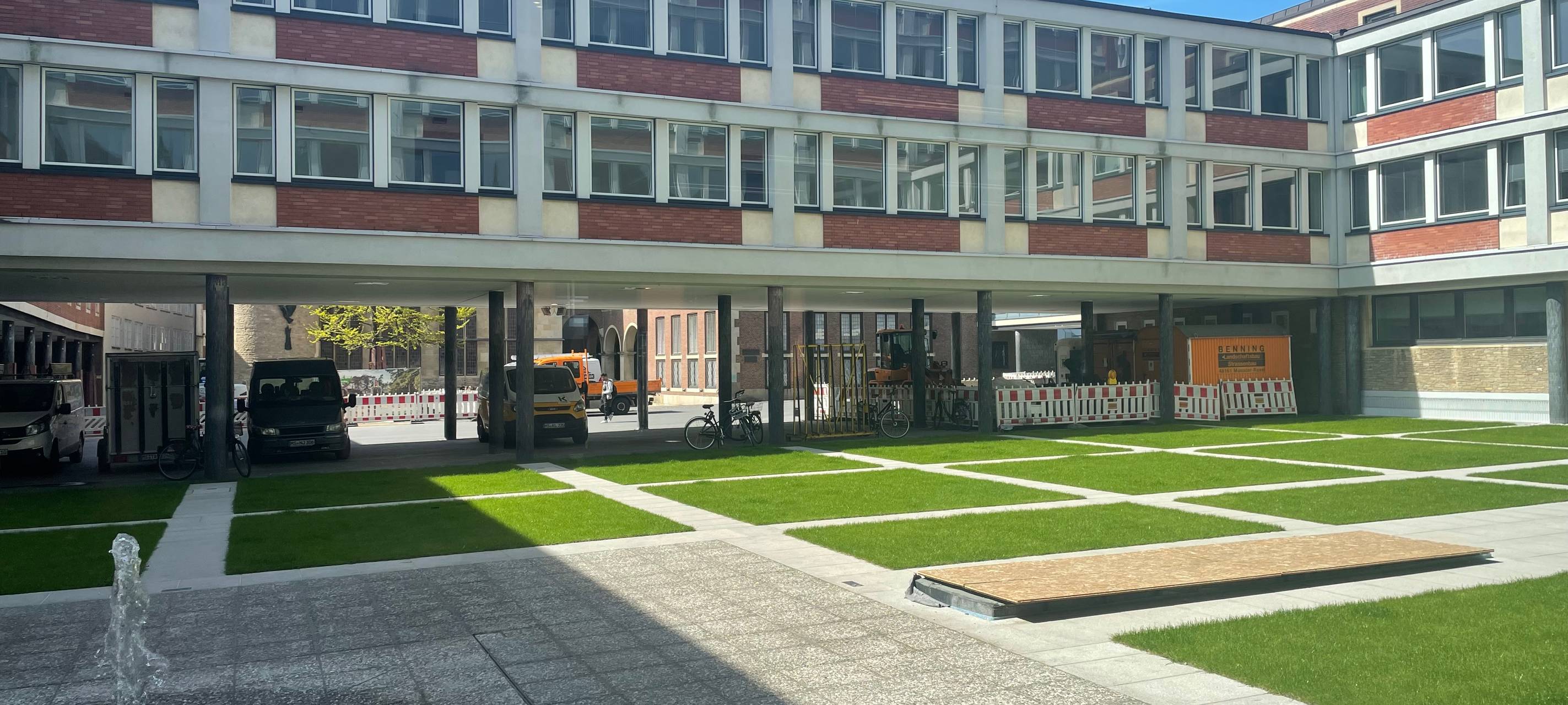 Laster stürzt Treppe am Rathaus hinab