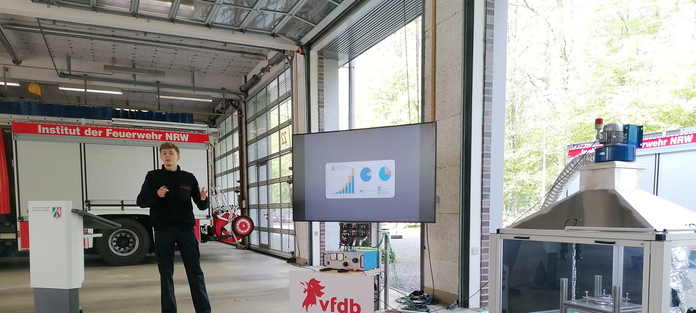 Feuerwehr lernt mit Akkubrand-Simulator