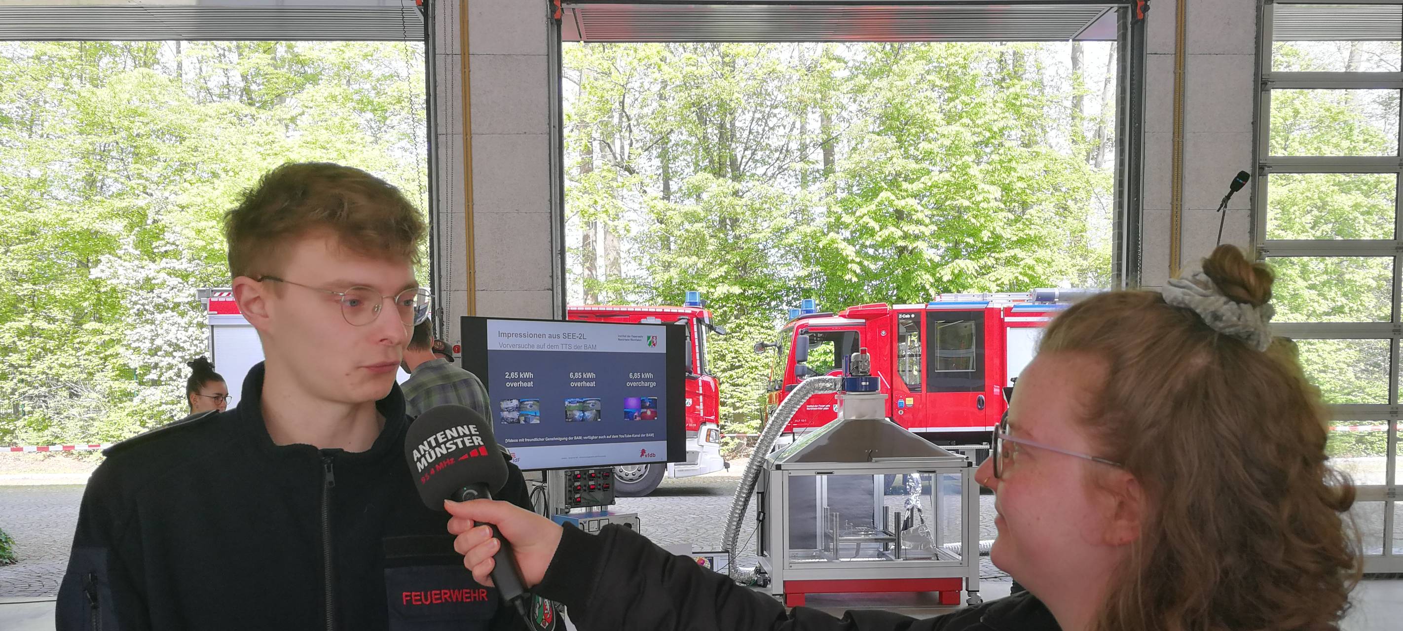 Feuerwehr lernt mit Akkubrand-Simulator