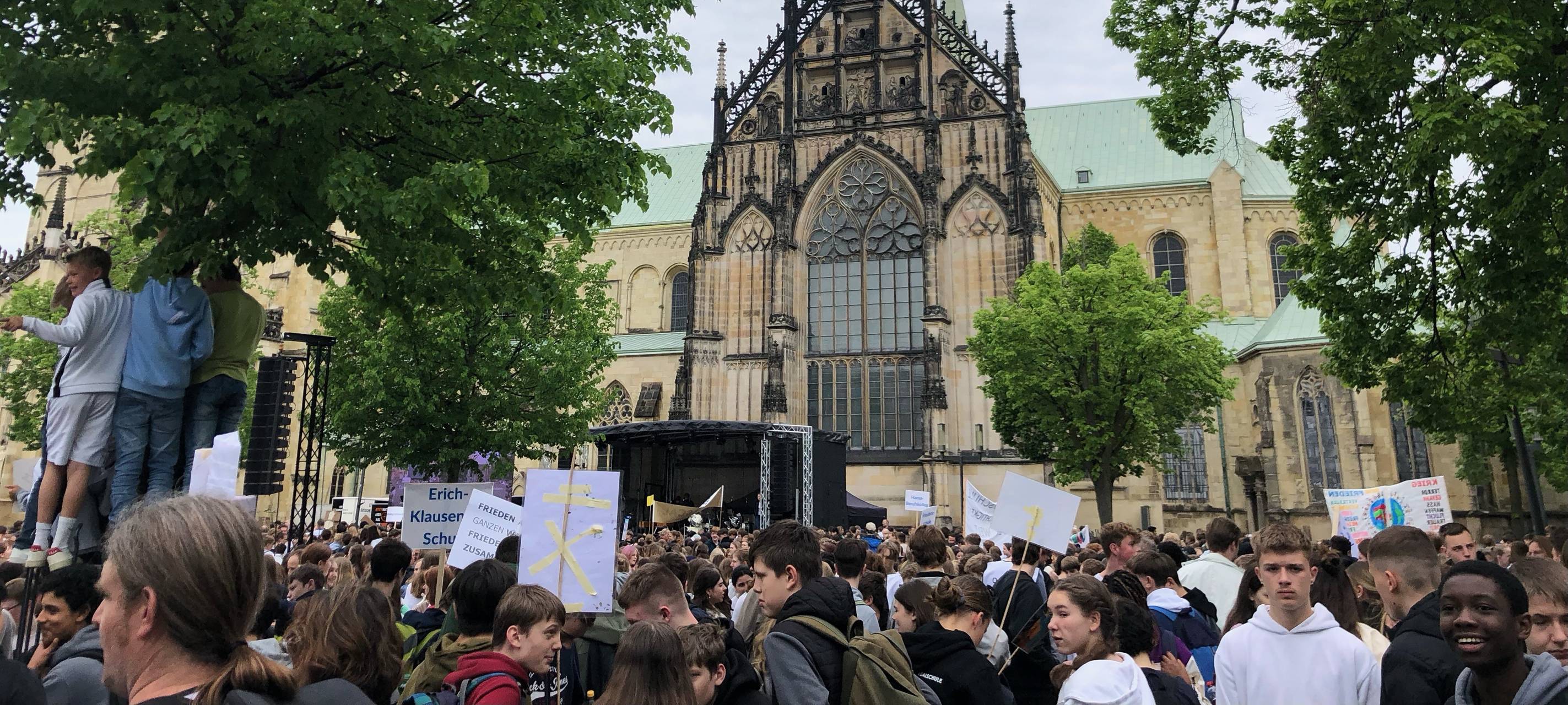 Tausende Schüler demonstrieren für Frieden
