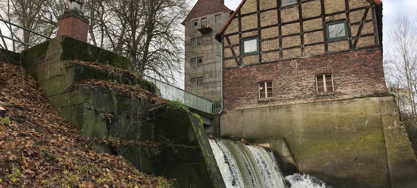 Frau aus Auto in der Werse gerettet