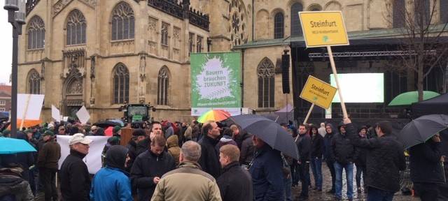 Bauern-Demo auf dem Domplatz