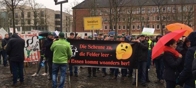 Bauern-Demo auf dem Domplatz