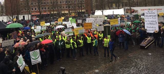 Bauern-Demo auf dem Domplatz
