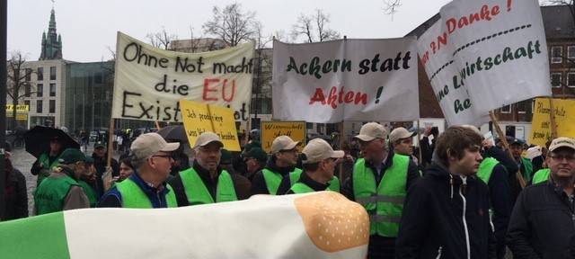 Bauern-Demo auf dem Domplatz